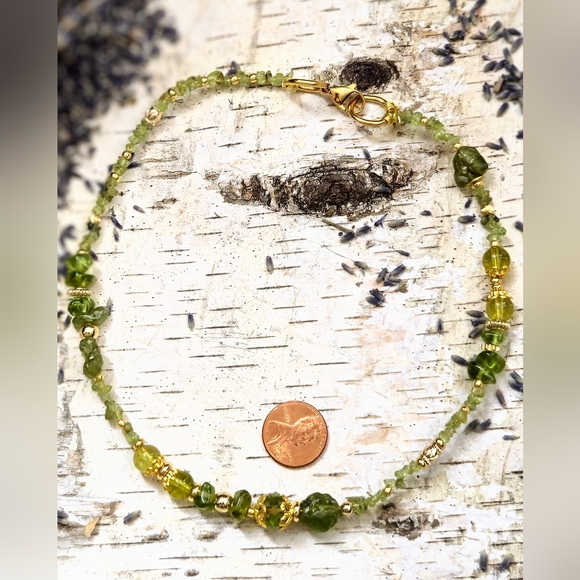 Sweet Green Peridot Nugget Bohemian Assymetrical Gold Necklace Or Choker - Picture 8 of 9